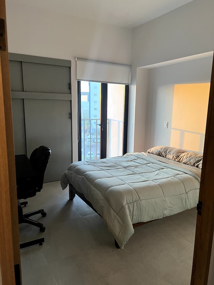 غرفة النوم الثانية مريحة وعملية.
سرير مزدوج وخزانة لتخزين ملابسك ومكتب مثالي للدراسة أو العمل، ويوفر إطلالة لطيفة من الشرفة. 