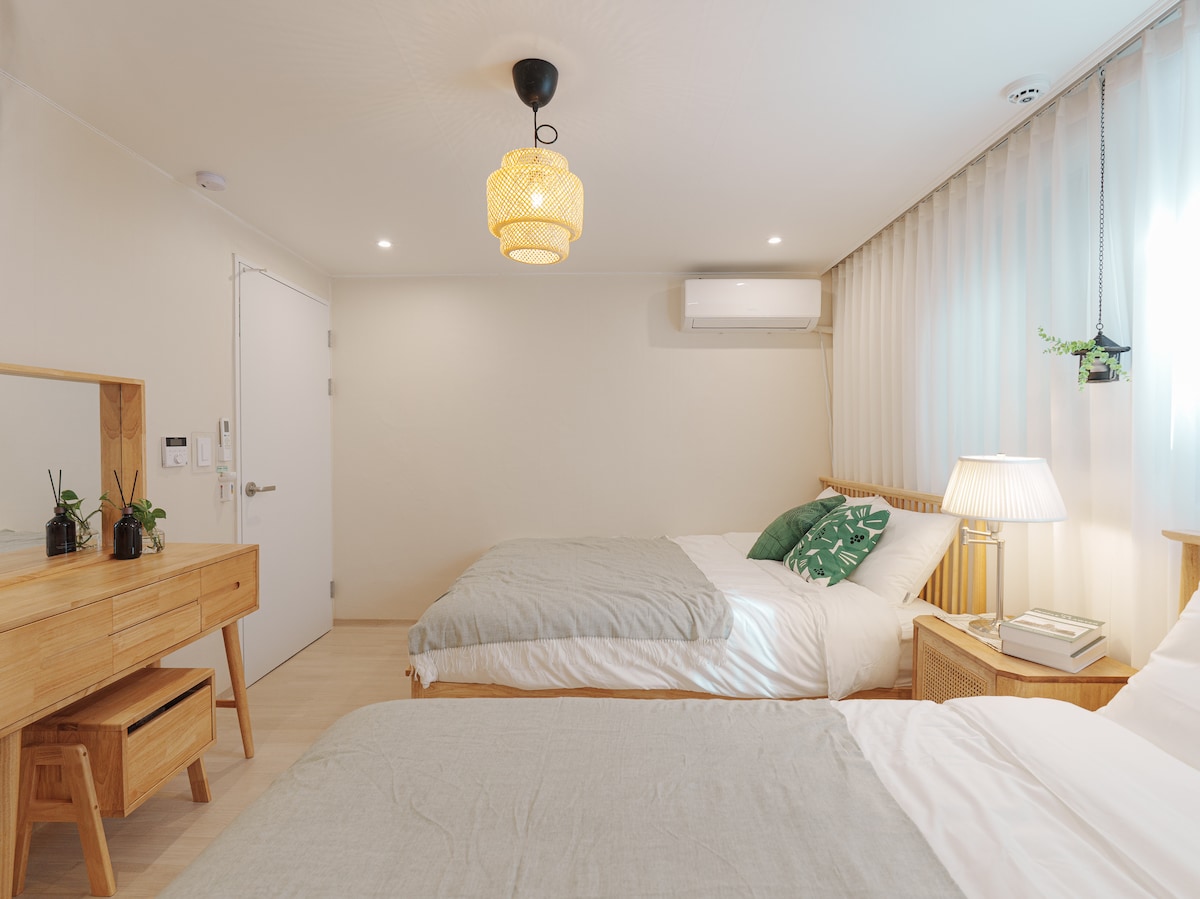 Спалня 1 с 2 двойни легла, тоалетка, странична маса, огледало в цял ръст, климатик и закачалка