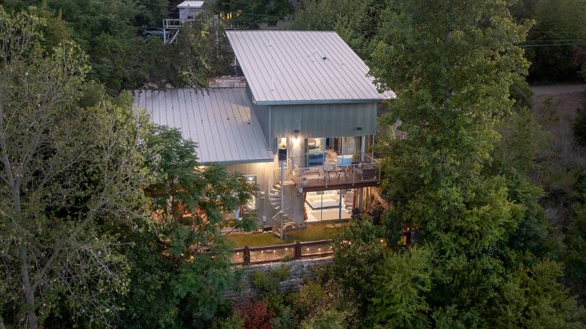 Architectural Glass House on Greenbelt Cliff gallery image 2