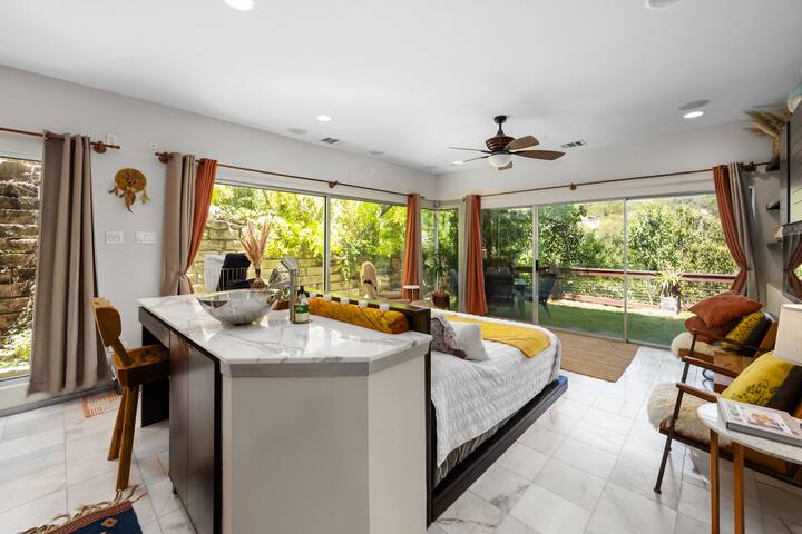 Architectural Glass House on Greenbelt Cliff gallery image 5