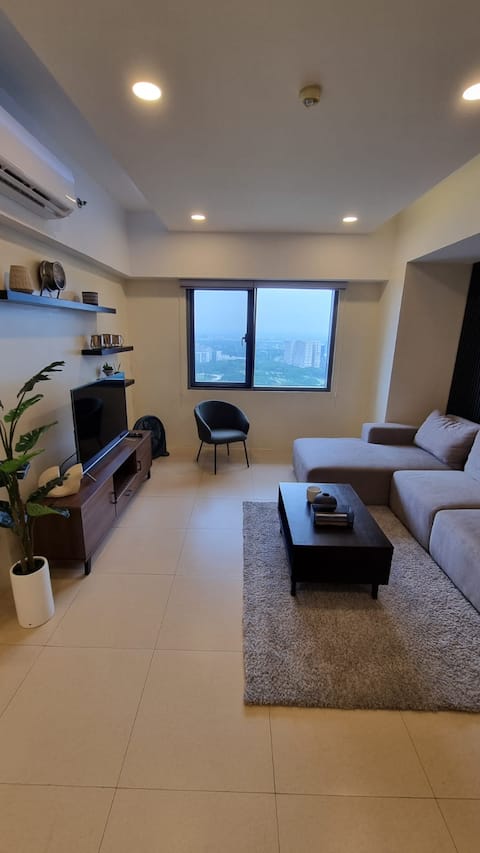 NEW! Stylish and Chic 2BR BGC Central High Street