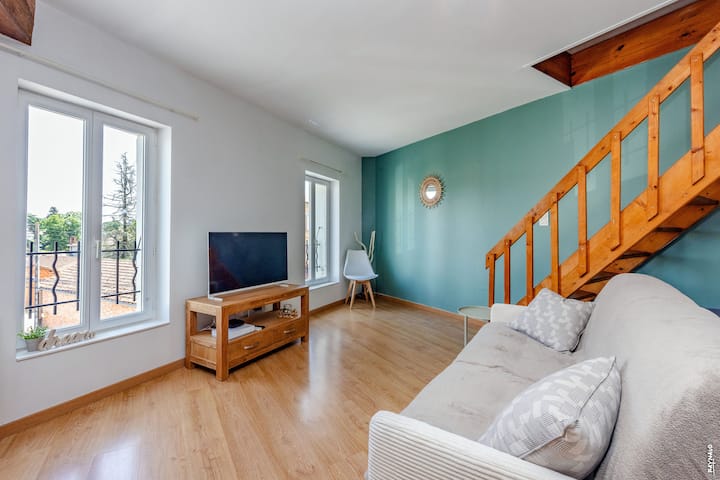 Sala de estar con televisión con vistas al exterior. 