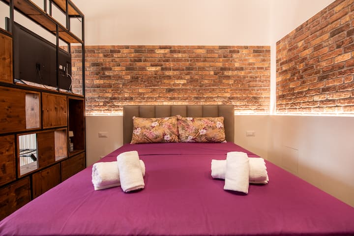 Ორადგილიანი აპარტამენტი თეთრეულით (ზეწრები, ბალიშის პირები, ბალიშები და დამატებითი საბნები) და პირსახოცებით 