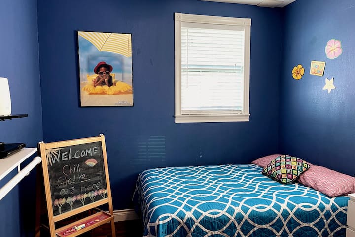 4TH- SPÁLŇA - DETSKÁ IZBA - 2 MANŽELSKÉ POSTELE, TELEVÍZOR, DVD PREHRÁVAČ, KNIHY A HRAČKY