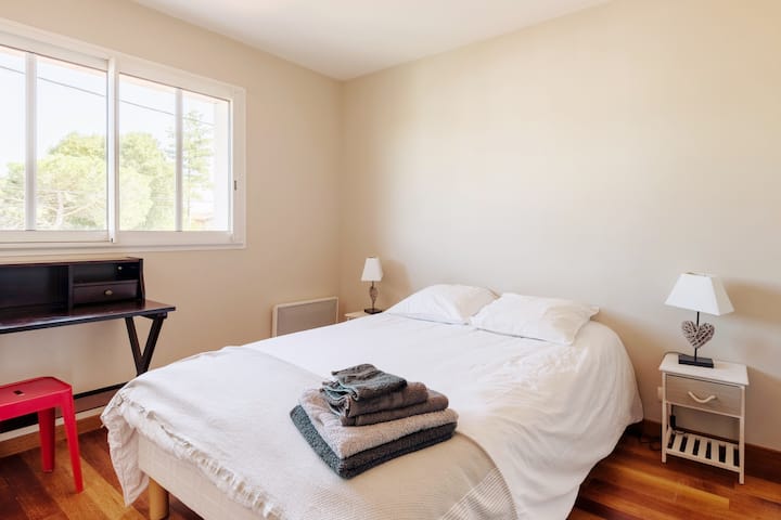 საძინებელი 3: საწოლი 140 x 200, სამუშაო მაგიდა, კარადა, ჩვილის საწოლი, სახლის წინ ხედი