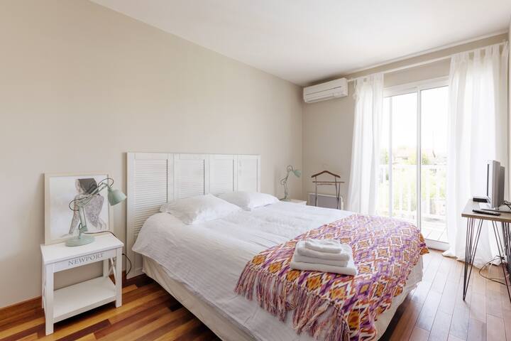 Საძინებელი 1, მთავარი საძინებელი: საწოლი 160 x 200, კონდიციონერი, ტელევიზორი, კარადა და საშხაპე ოთახი, ხედი ტერასაზე, აუზზე, კანოეზე