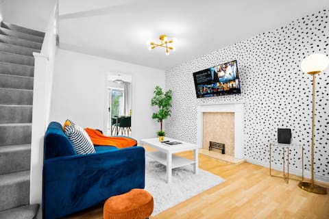 Popular Airbnb listing: 2 Bedroom House * Near City Centre* Parking * WiFi in Digbeth & Eastside