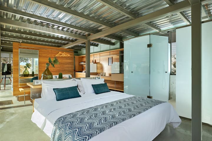 Dhoma e gjumit Rock me banjë dhe hapësirë ndenjjeje