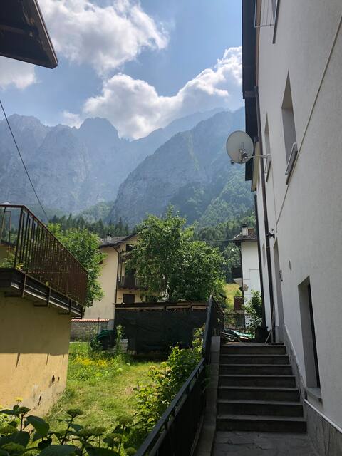 Bright vacation home under the Presolana