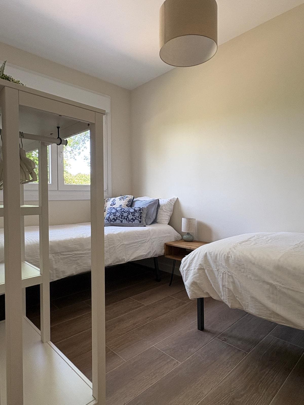 Спална соба која се наоѓа на приземјето од куќата. Има два единечни кревета. 