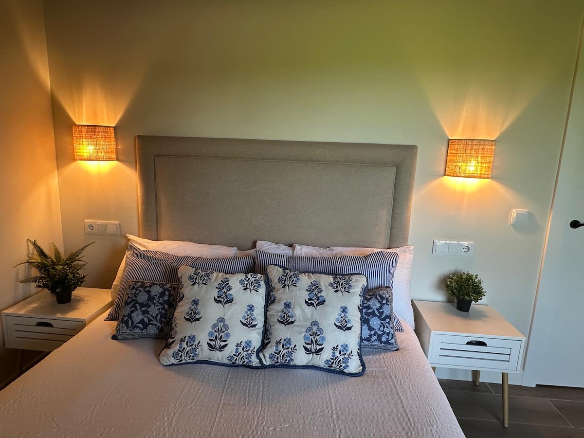 Спална соба со двоен кревет (за 2 лица). 