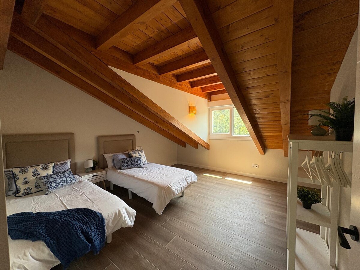 Спална соба со два единечни кревета. 