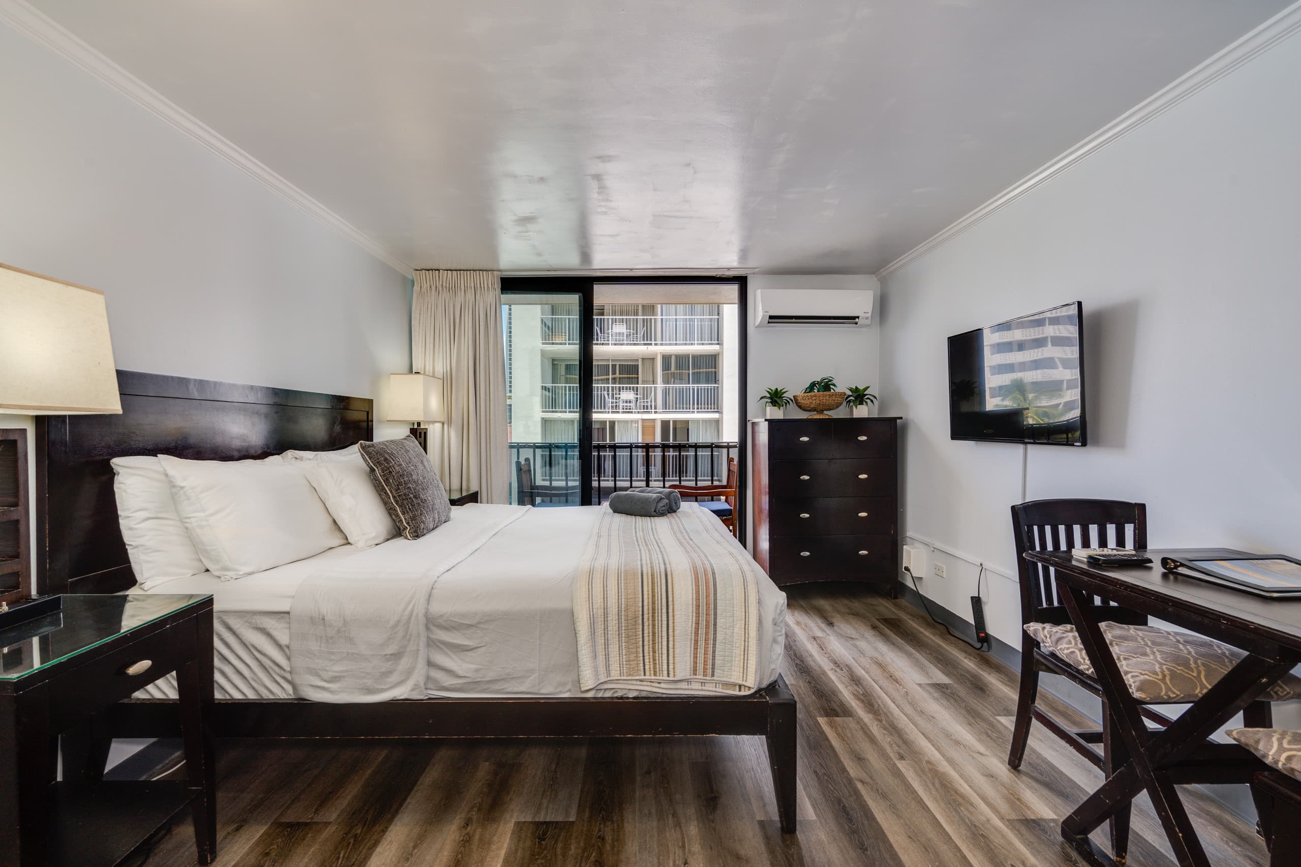 Condo in Honolulu · ★4.57 · Studio · 1 bed · 1 private bath - Image 3