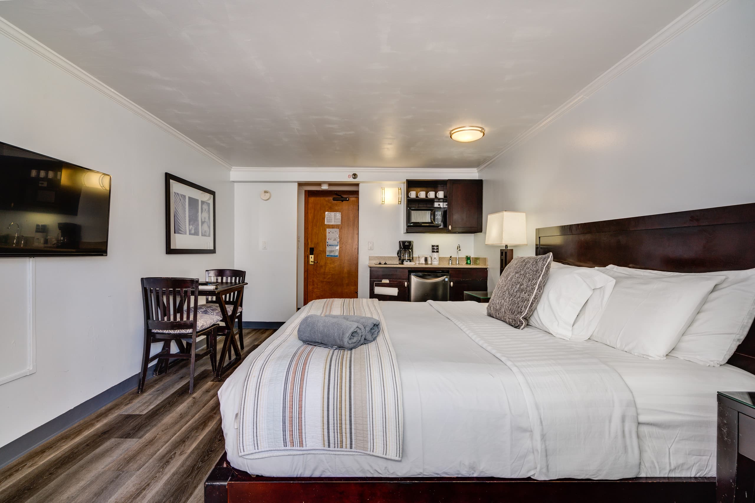 Condo in Honolulu · ★4.57 · Studio · 1 bed · 1 private bath - Image 10
