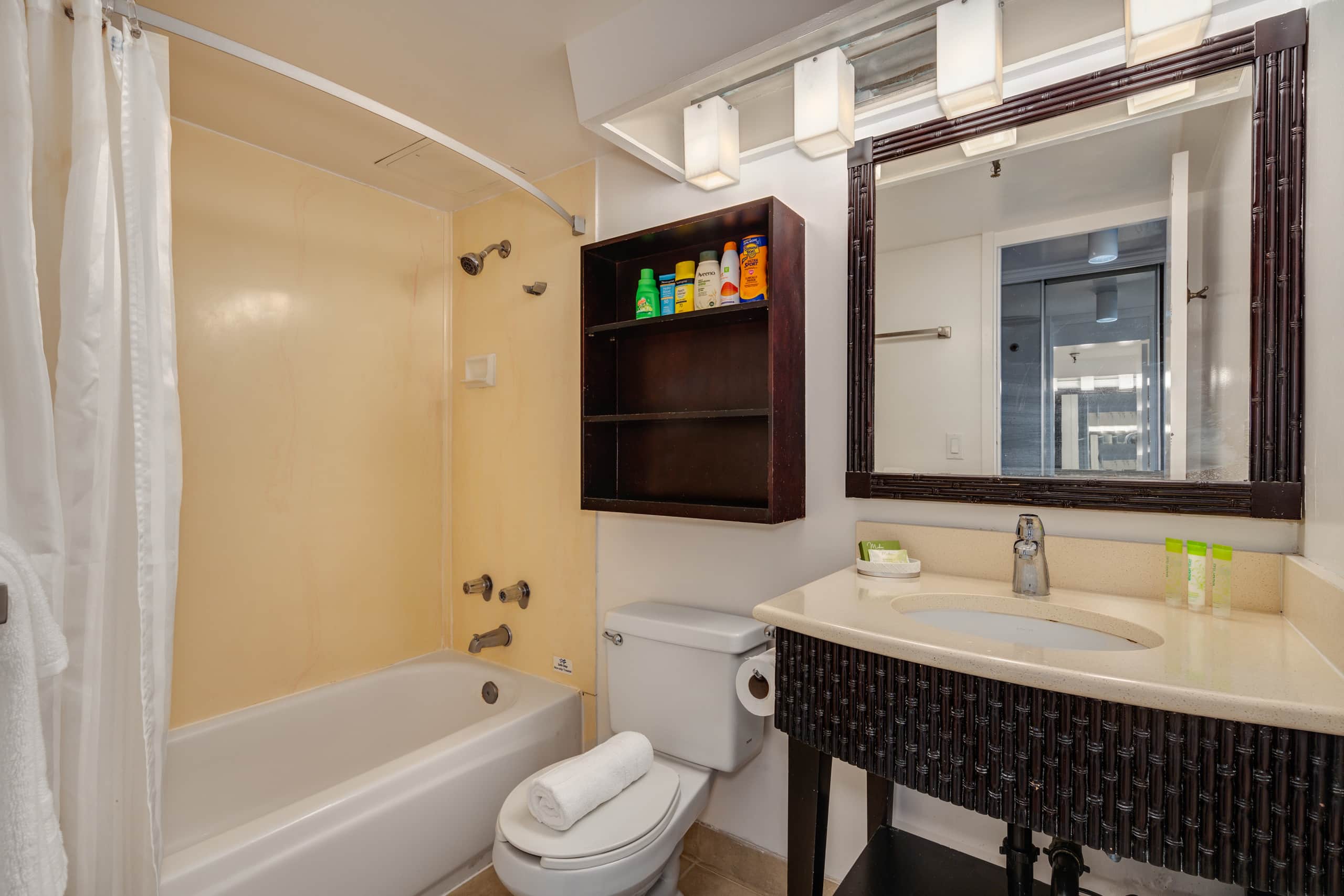 Condo in Honolulu · ★4.57 · Studio · 1 bed · 1 private bath - Image 16