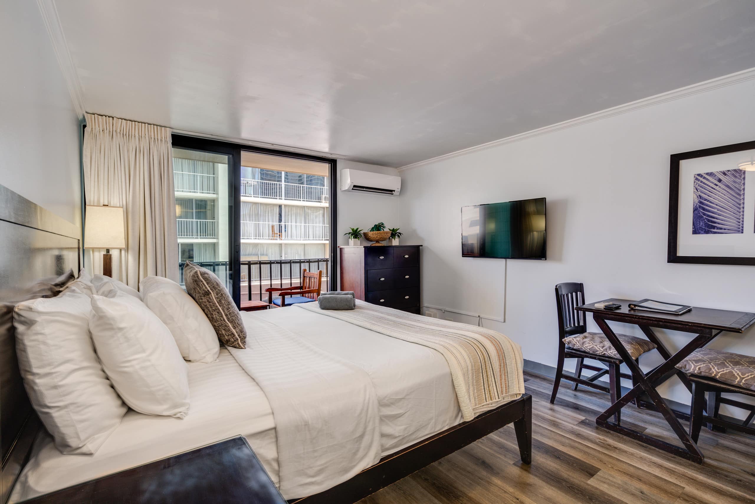 Condo in Honolulu · ★4.57 · Studio · 1 bed · 1 private bath - Image 8