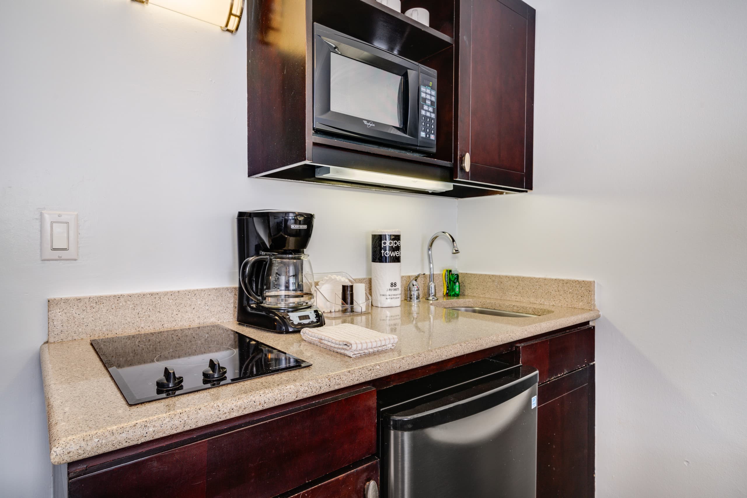 Condo in Honolulu · ★4.57 · Studio · 1 bed · 1 private bath - Image 13