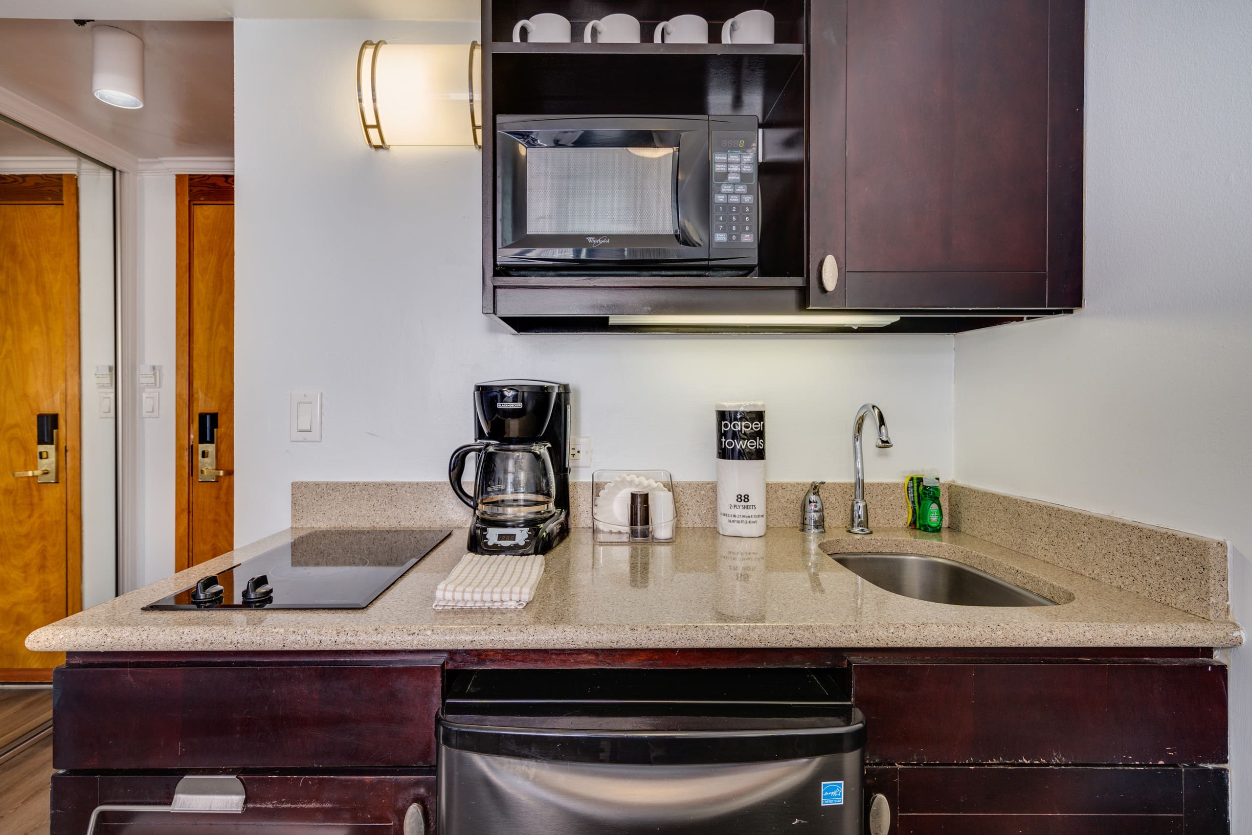Condo in Honolulu · ★4.57 · Studio · 1 bed · 1 private bath - Image 15
