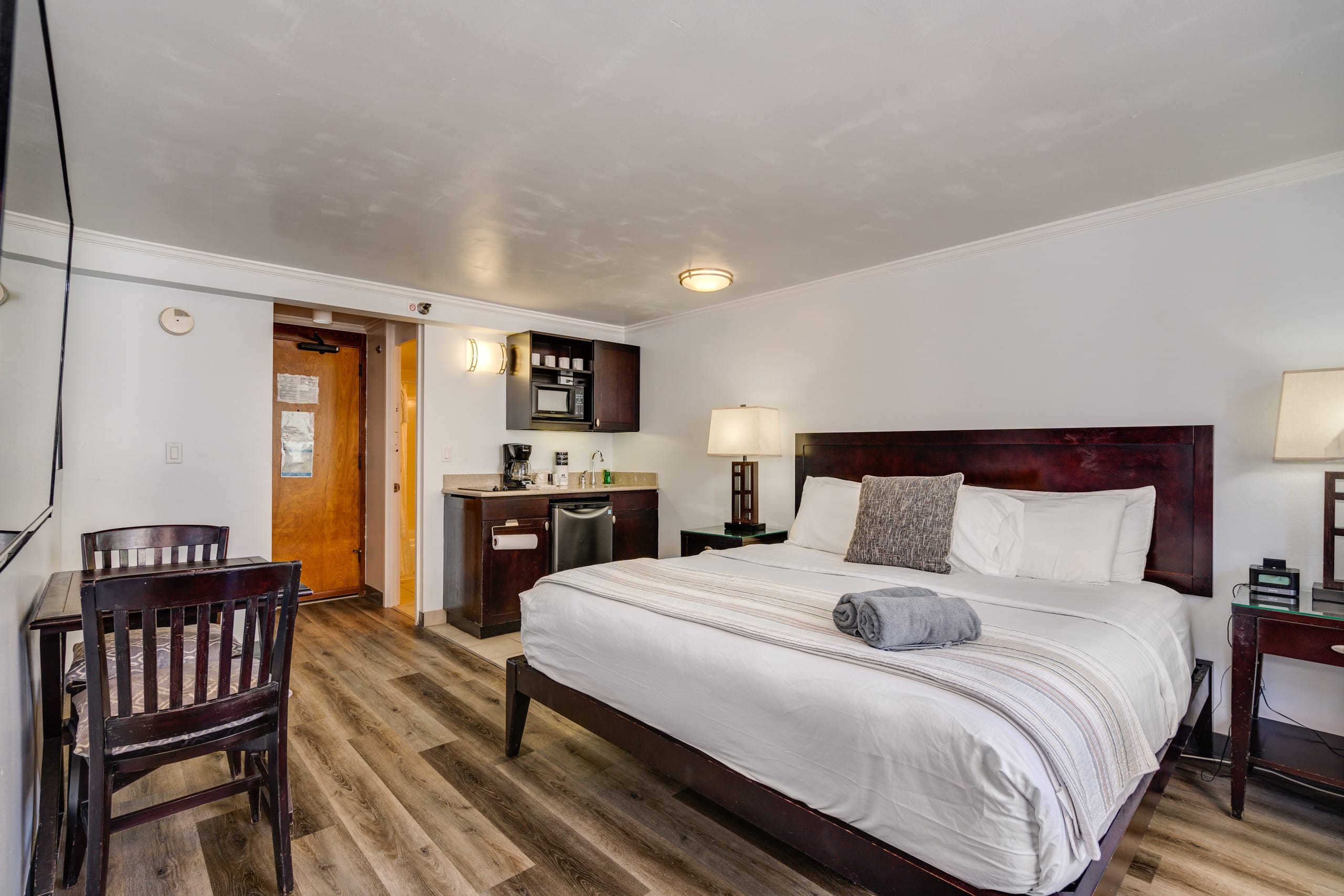 Condo in Honolulu · ★4.57 · Studio · 1 bed · 1 private bath - Image 2