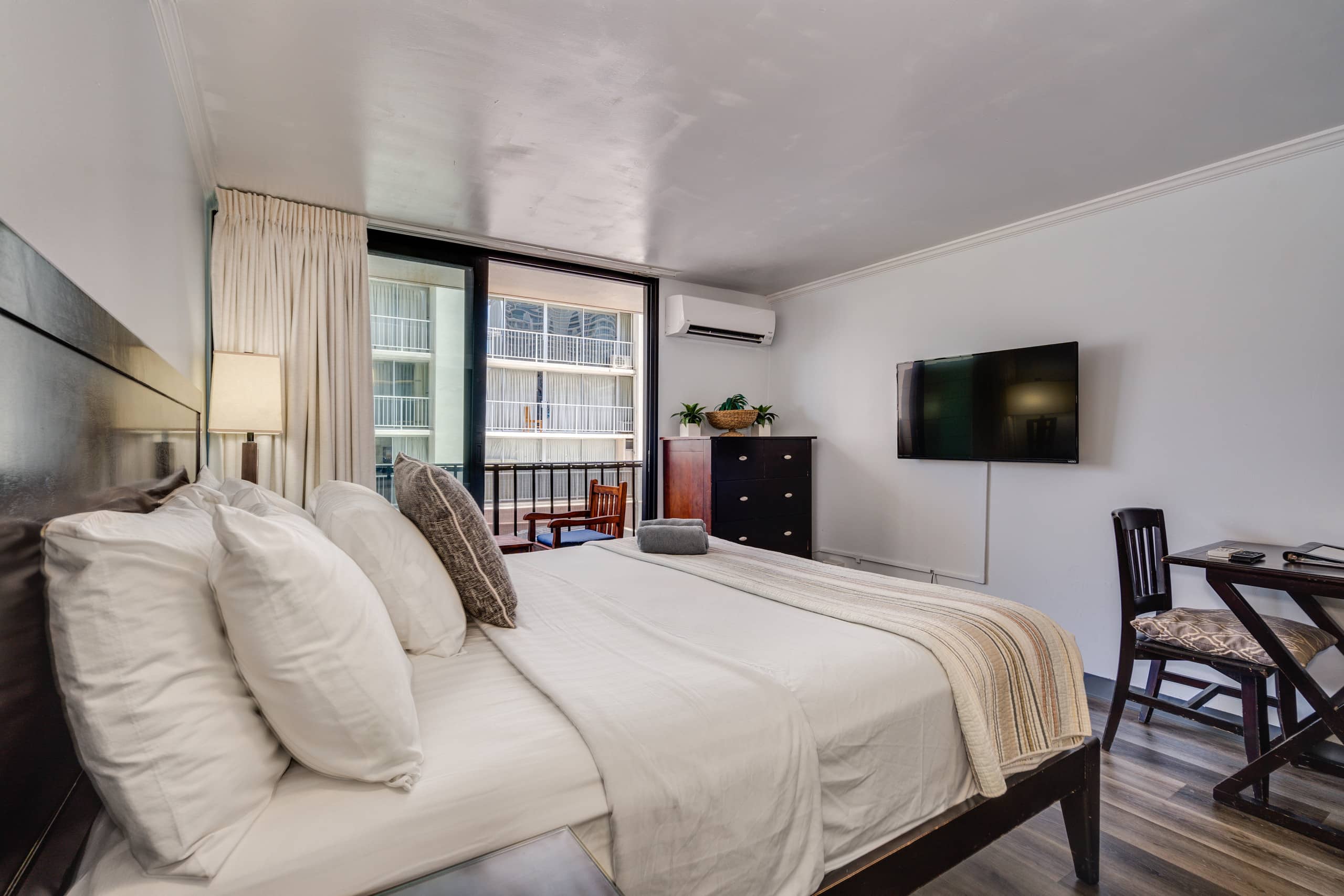 Condo in Honolulu · ★4.57 · Studio · 1 bed · 1 private bath - Image 9