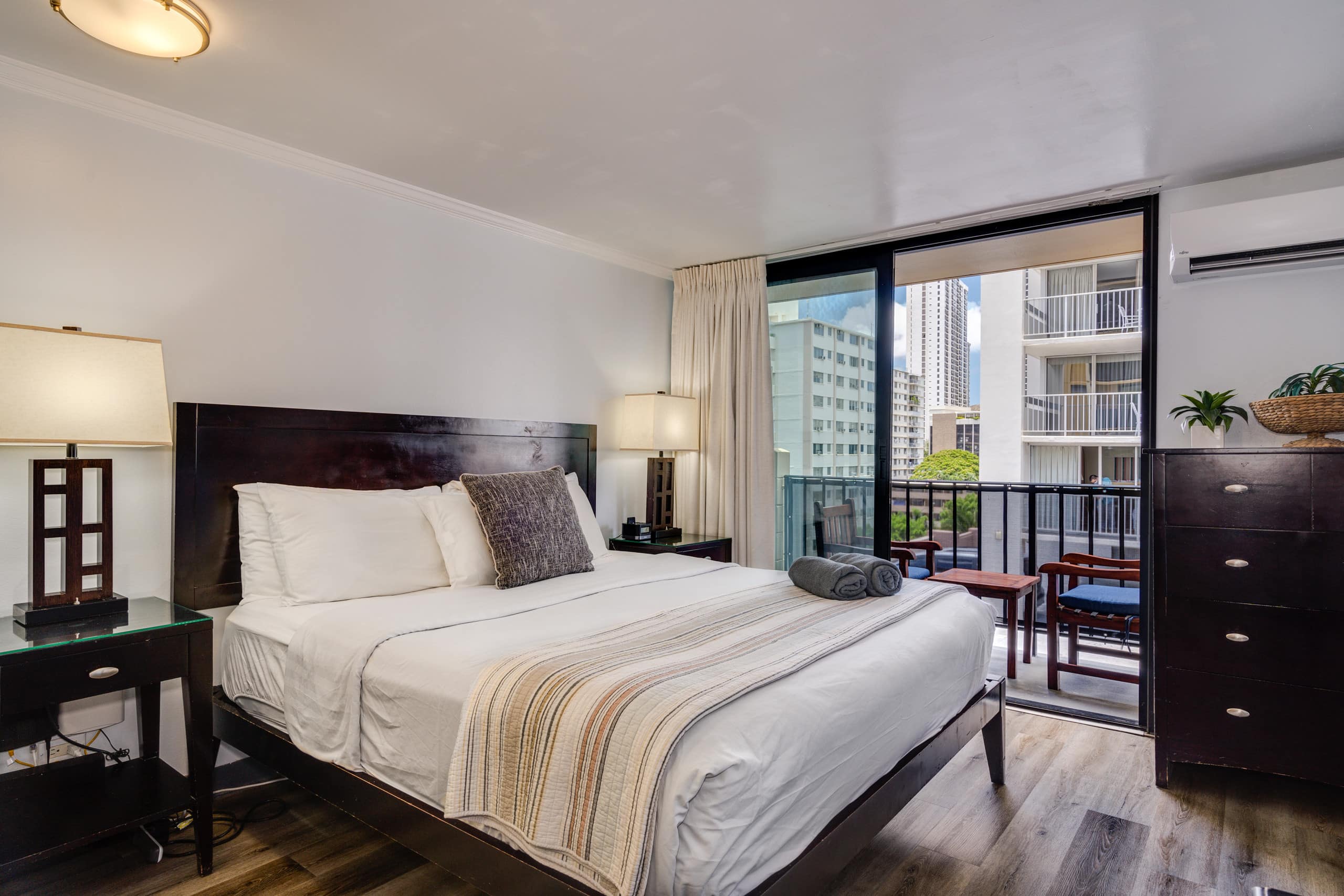 Condo in Honolulu · ★4.57 · Studio · 1 bed · 1 private bath - Image 5