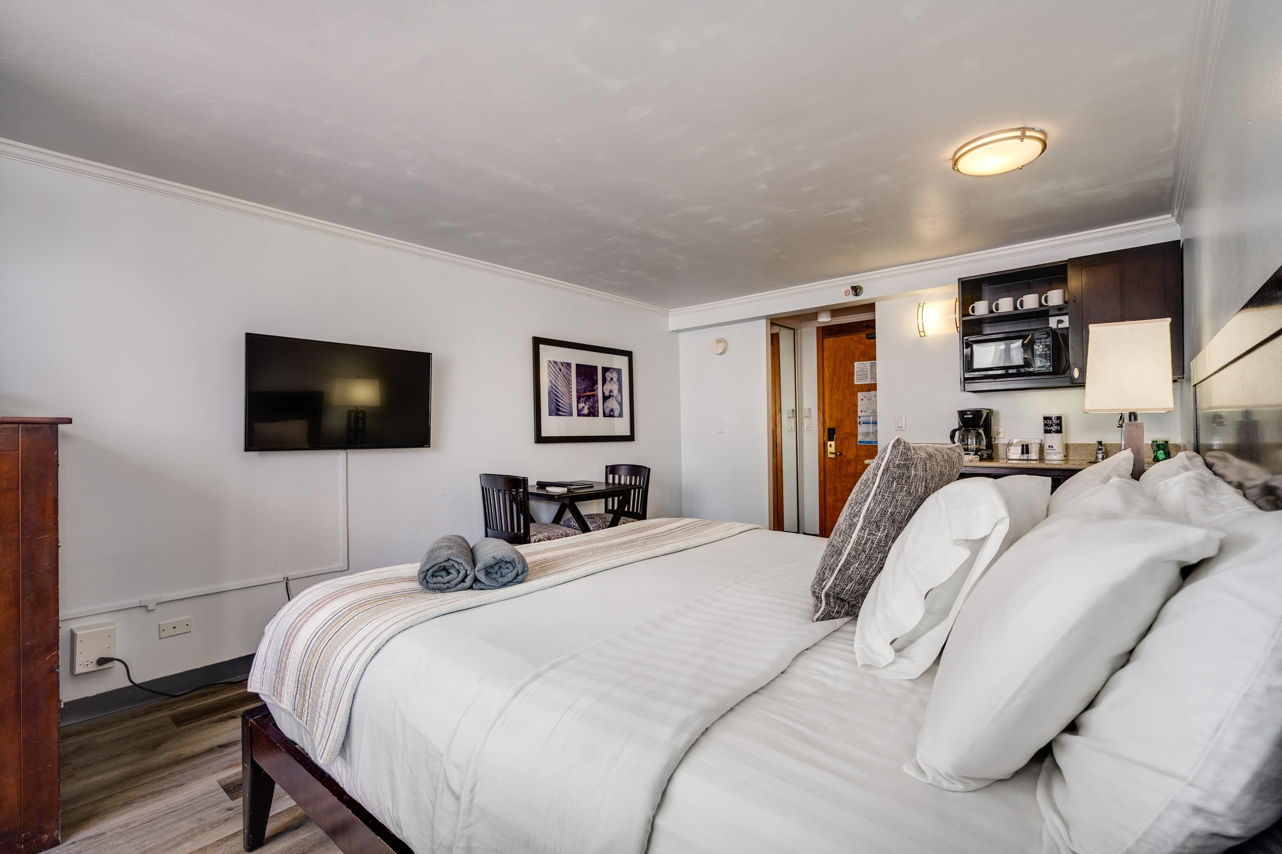 Condo in Honolulu · ★4.57 · Studio · 1 bed · 1 private bath - Image 7