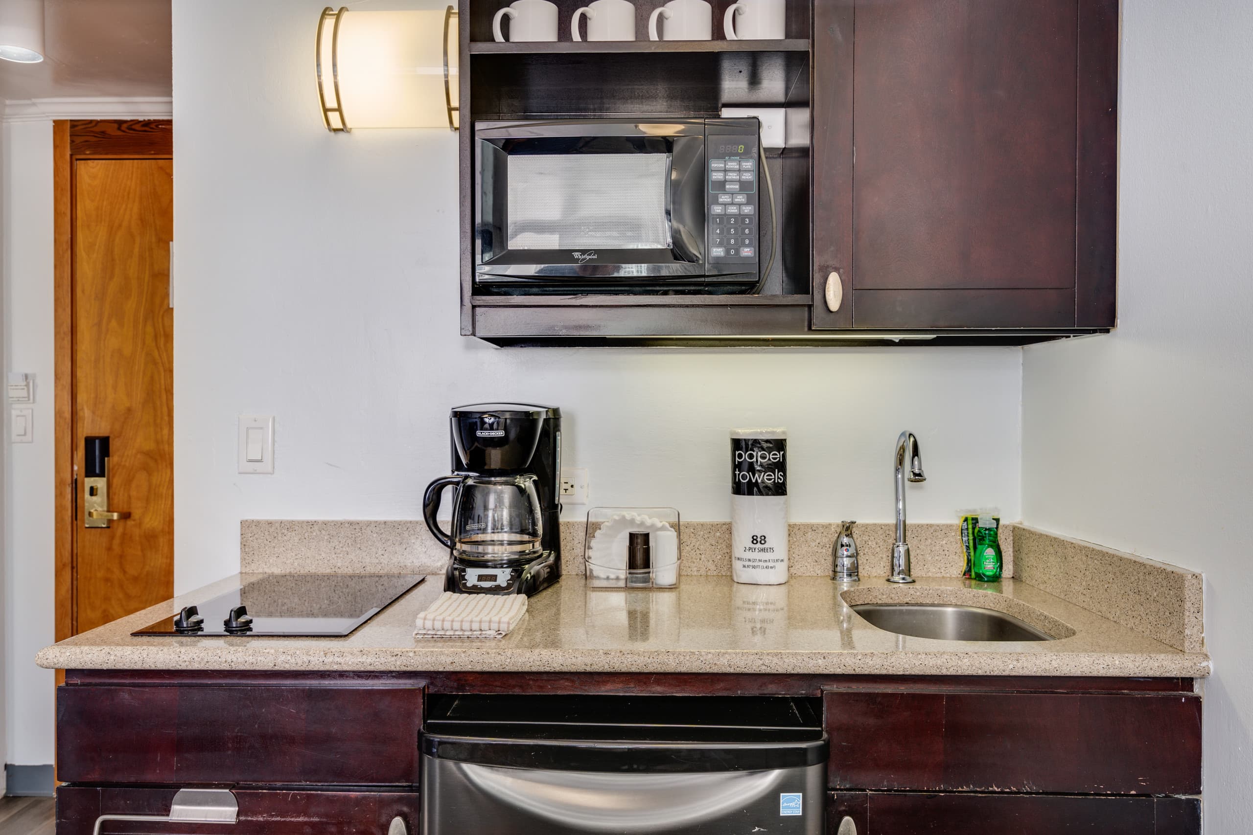 Condo in Honolulu · ★4.57 · Studio · 1 bed · 1 private bath - Image 12