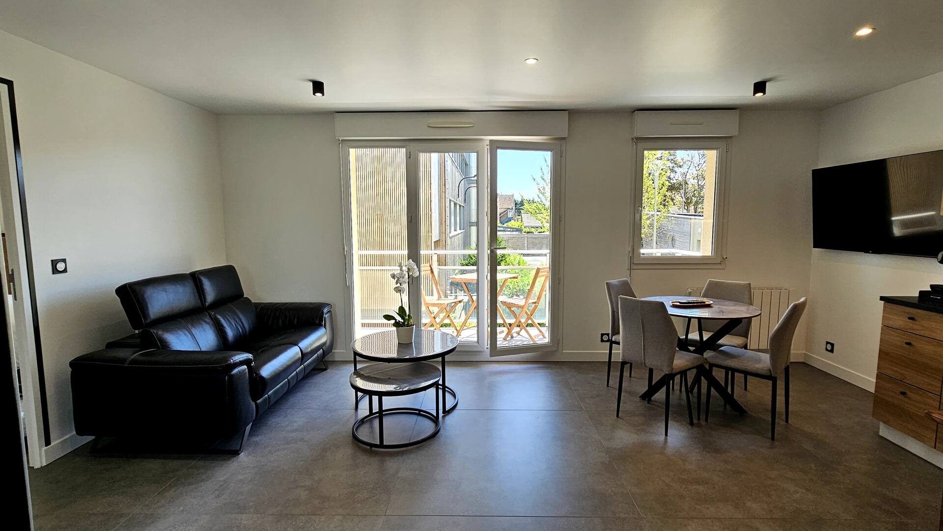 T2 design. 2-min walk to the beach. 3-star rating