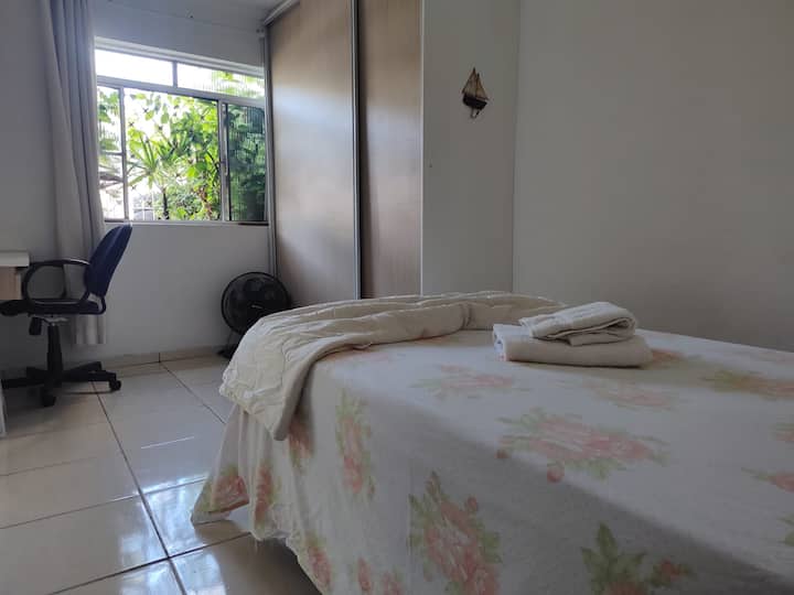 חדר עם פינת עבודה