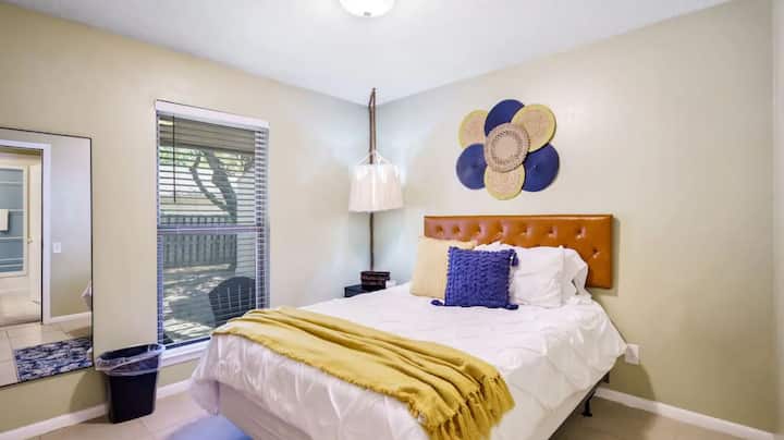 Bohémsky šarm sa stretáva s pohodlím vďaka manželskej posteli, kde si môžete po dobrodružstvách oddýchnuť.