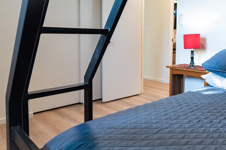 Letto a castello (letto singolo in alto. letto matrimoniale in basso).  Può ospitare comodamente 3 persone.