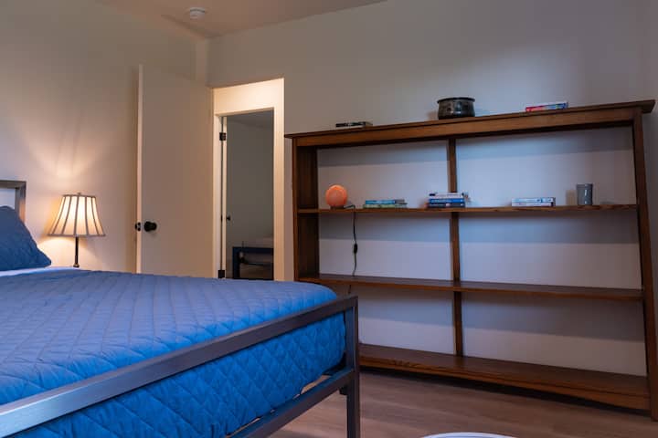 Letto matrimoniale. Può ospitare comodamente 2 persone.