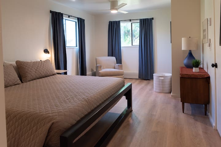 Letto matrimoniale grande.  Può ospitare comodamente 2 persone.  

Comoda sedia a dondolo.

Appendiabiti, scaffalature/ripostiglio per vestiti piegati, ecc.