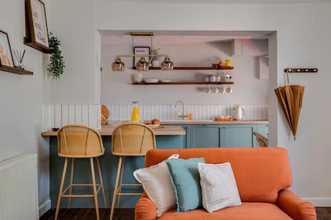 Luxury Canal-side Cottage with Cosy Hot Tub