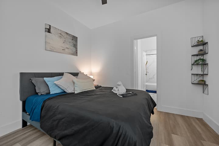 Kitanda na Kabati la King Size. Chumba hiki cha kulala kimeunganishwa na bafu la Jack N Jill lenye Beseni la Kuogea.