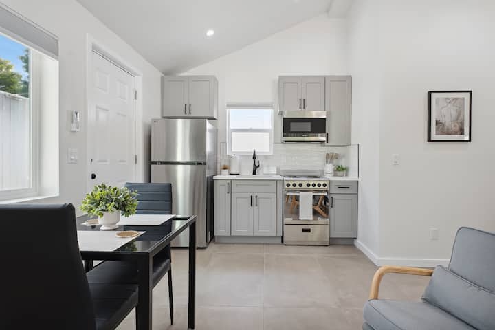 New Cozy Centrally Located Guesthouse - Los Angeles, CA