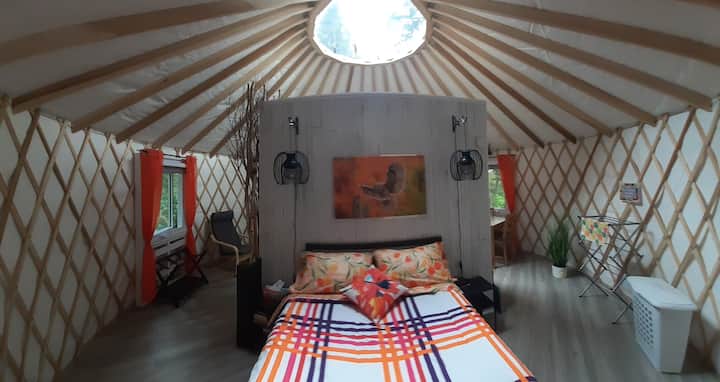 توفر القبة سطوعًا استثنائيًا وفرصة للنظر إلى النجوم من السرير