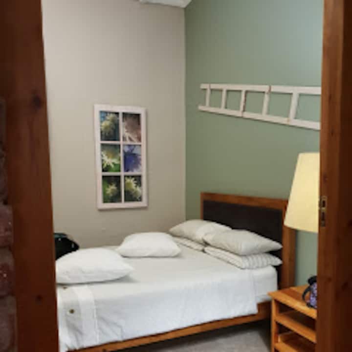 Chambre principale avec salle de bain complète 