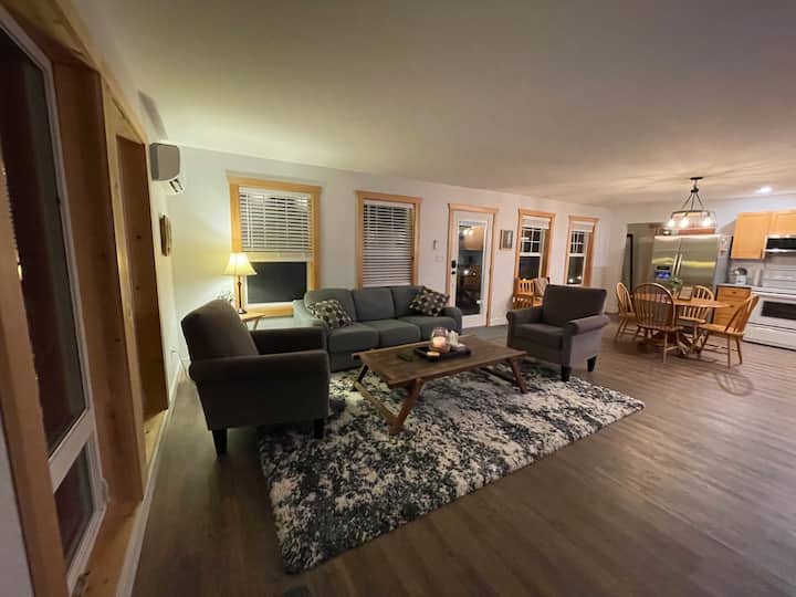 Nestle By The Trestle

Hot Tub, Pool, And Nature! - Cowichan Bay, British Columbia