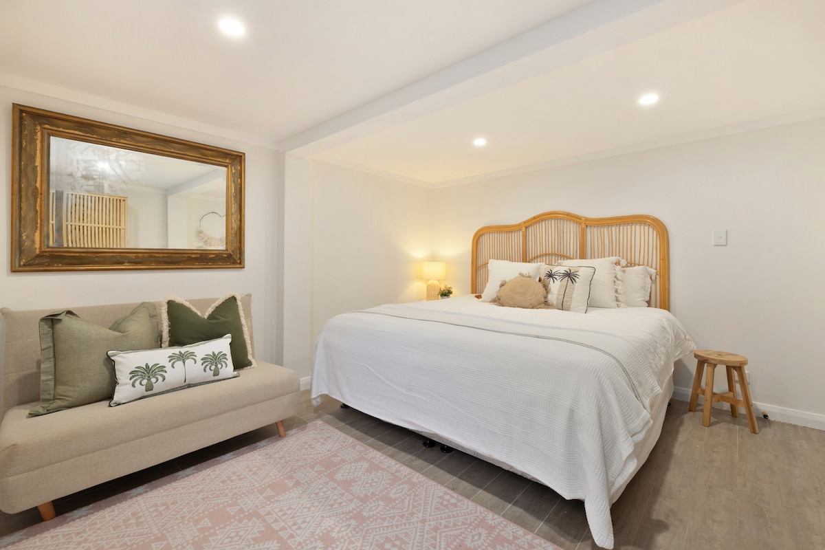 غرفة نوم رئيسية ضخمة مع سرير بحجم كينج وصالة عشاق سرير أريكة مزدوج يمكن استخدامه كصالة جلوس في الغرفة الرئيسية أو ترتيبات نوم إضافية إذا لزم الأمر. يمكن أن تستوعب إما طفلين أو شخص بالغ واحد ويتم توفير جميع البياضات.