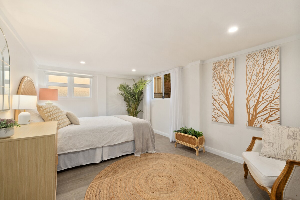 غرفة ثانية كبيرة جدًا ومشرقة ومطلية حديثًا مع سرير بحجم كوين يمكن أن ينام فيه شخصان بالغان. تقع الغرفة في الطرف المقابل من الدوبلكس للغرفة الرئيسية بحجم كينج، مما يمنح الضيوف خصوصية ومساحة إضافيتين يحتاجان إليهما. 