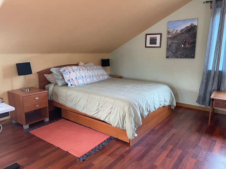 เตียงควีนไซส์พร้อมที่นอนแน่นปานกลาง