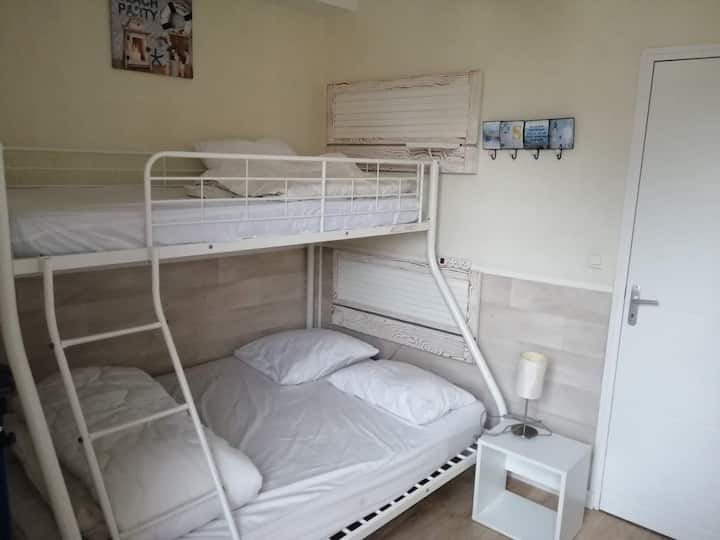 ห้องนอนที่ 2 สามารถนอนได้ 2 คนที่ชั้นล่างและอีก 1 คนที่ชั้นบน (ค่อนข้างเป็นวัยรุ่นหรือเด็กอายุ 6 ปี)