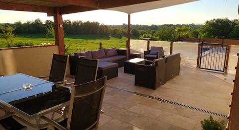 Quiet villa with private heated pool