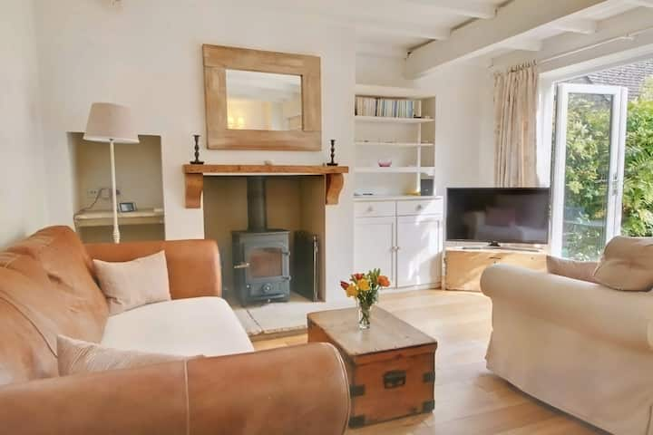 Charming Cottage with parking, 5 min walk to Stow