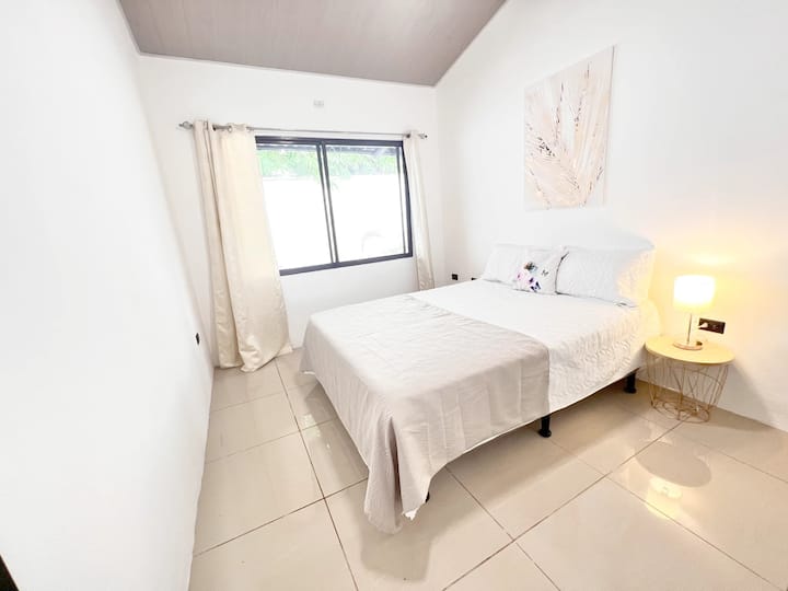 Acogedora y luminosa, cuenta con una amplia ventana que da al jardín trasero. Perfecta para descansar en un entorno tranquilo y natural.