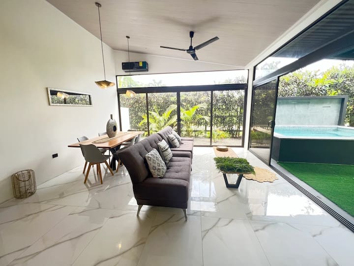 Imagínate en esta espaciosa sala rodeada de este magnífico jardín lleno de árboles frutales de los que degustar directamente del árbol y relajarte en la piscina. Espacio ideal para relajarse o compartir con familia y amigos una divertida barbacoa!!!