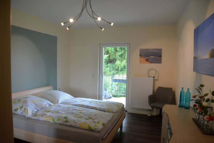 Cama doble con 2 colchones de 80 x 200 cm, acceso a la terraza, vista al Rin desde la cama, espacio suficiente para 1 cama de bebé (se instalará si es necesario)