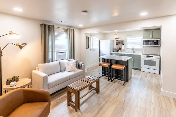 Work & Relax: Central 30+ Day Stay Gem | Queen Bed - Lincoln, NE