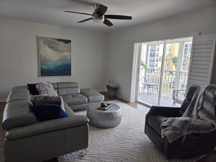 Svetlom plný roh pre relaxačné večery alebo prácu na diaľku.  Všetky s krásnym výhľadom na kanál!